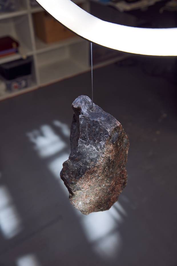 En el interior se expondrán obras de artistas jóvenes y consagrados. El primero de ellos es e la instalación de Paul Cocksedge en COS Coal Drops Yard EN King's Cross. En el interior se expondrán obras de artistas jóvenes y consagrados. El primero de ellos es Paul Cocksedge.