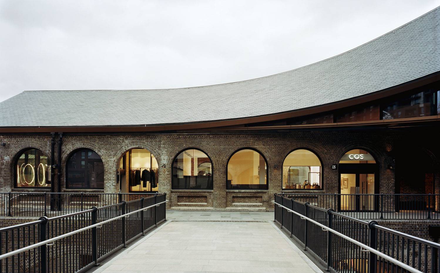 Exterior de la tienda de COS Coal Drops Yard EN King's Cross. La tienda se sitúa en Coal Drops Yard, un nuevo distrito en el histórico barrio londinense King's Cross.