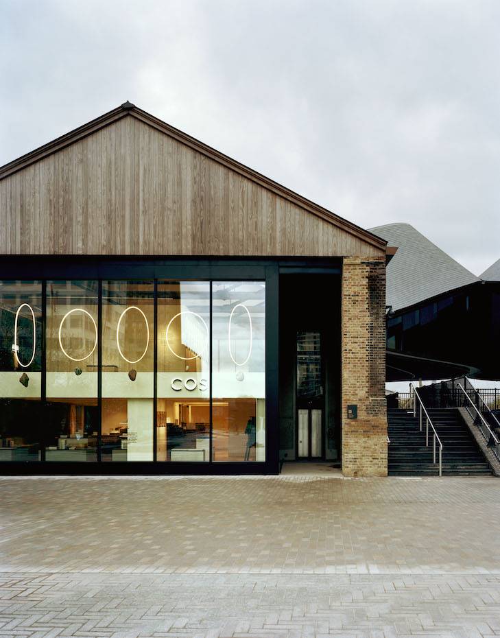 Fachada de la tienda de COS Coal Drops Yard EN King's Cross. Fachada de la nueva tienda de COS en Londres.