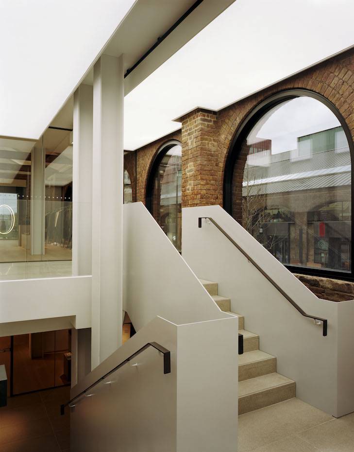 Interior de la tienda de COS Coal Drops Yard, King's Cross Interior 1. El estudio de arquitectura Heatherwick Studio firma la rehabilitación de la zona, por lo que los espacios están en consonancia con el exterior.