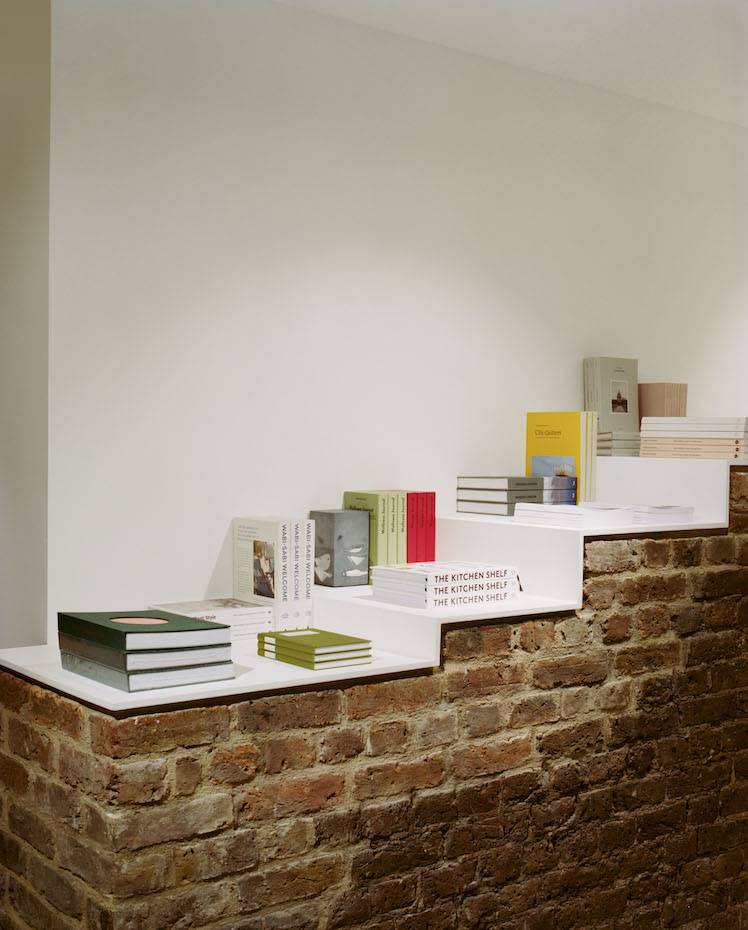 Librería en COS Coal Drops Yard EN King's Cross. En la tienda los visitantes podrán comprar marcas de estilo de vida y una cuidada selección editorial.