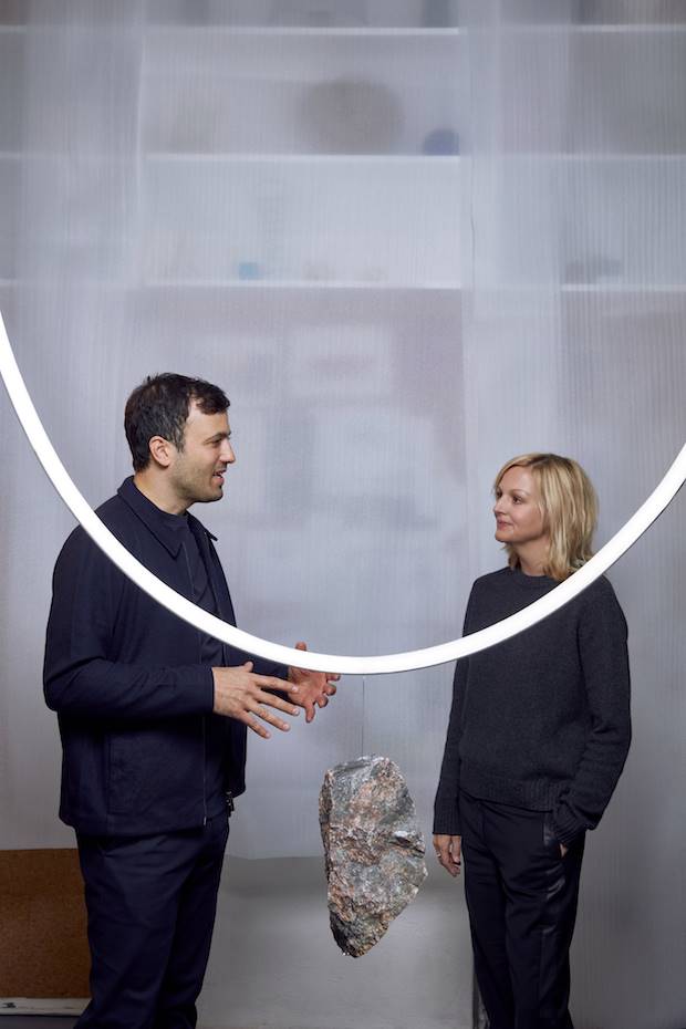 Paul Cocksedge y Karin Gustafsson en COS Coal Drops Yard EN King's Cross. Paul Cocksedge y Karin Gustafsson, directora creativa de COS.