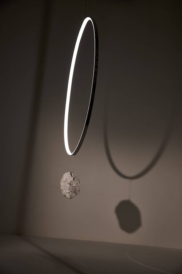 Una de las piezas de Paul Cocksedge en COS Coal Drops Yard EN King's Cross. Orbits es la instalación que Paul Cocksedge ha diseñado en exclusiva para la nueva tienda de COS Coal Drops Yard.