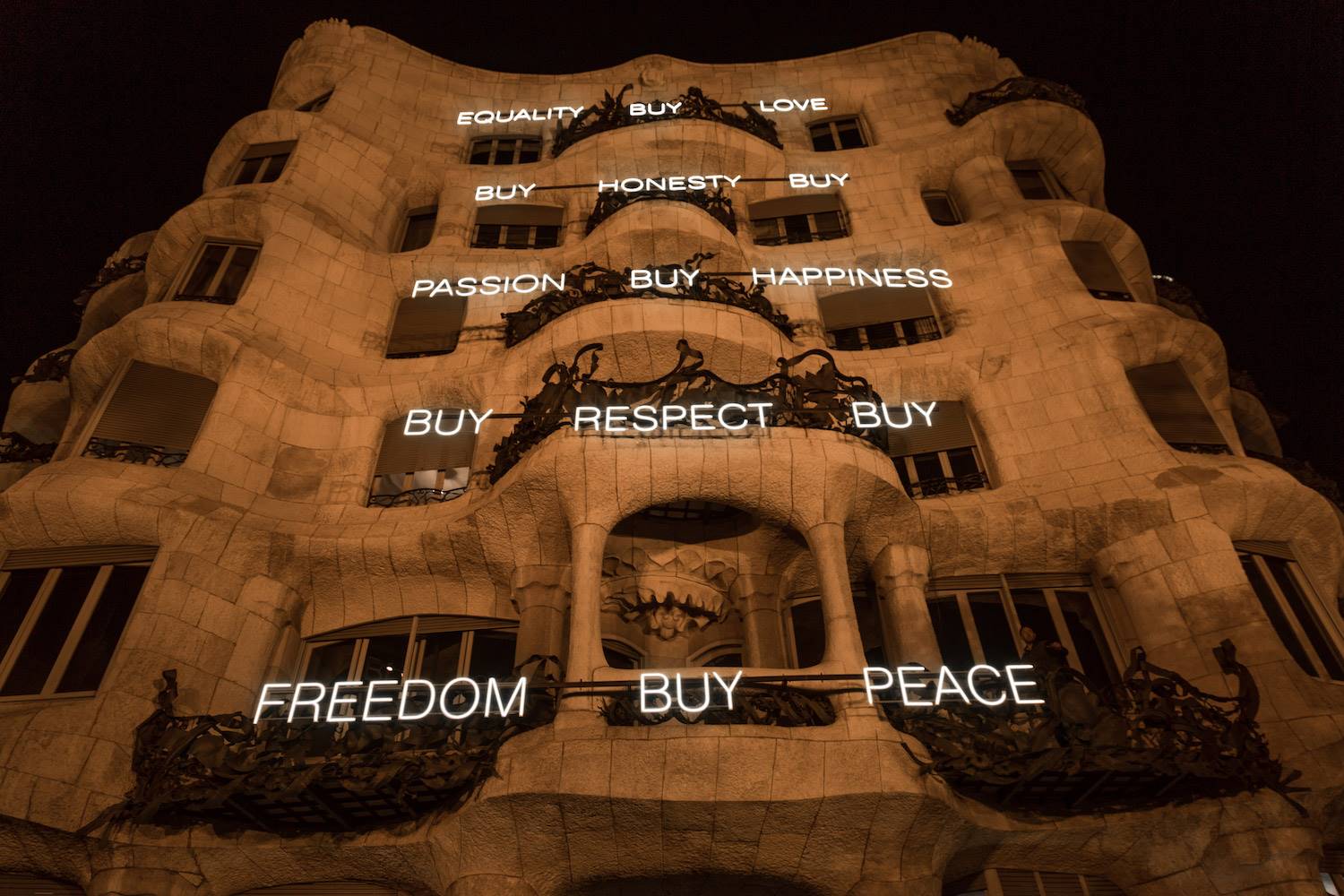 ¿Qué no puede comprar el dinero? /  What Money Cannot Buy?, Instalación en la fachada de La Pedrera