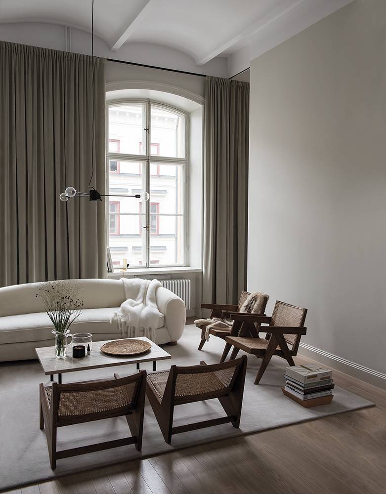 Casa del arquitecto Andreas Martin con estilismo de Lotta Agaton en colores cálidos.