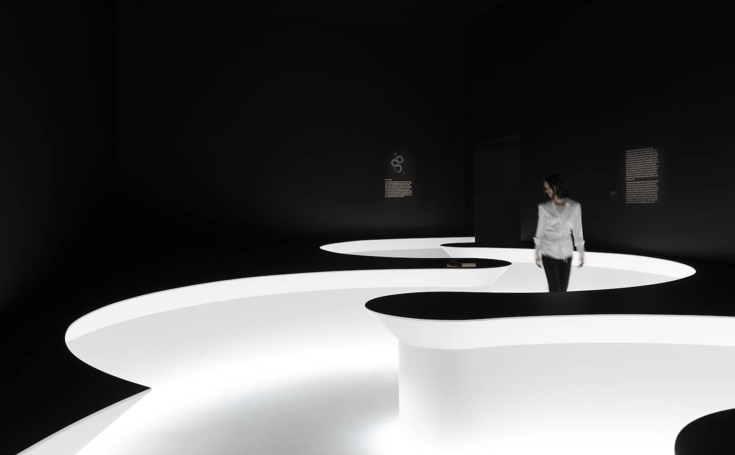 Para el espacio en el que se exhibe la serie de la serpiente de Escher, nendo ha creado un recorrido serpenteante