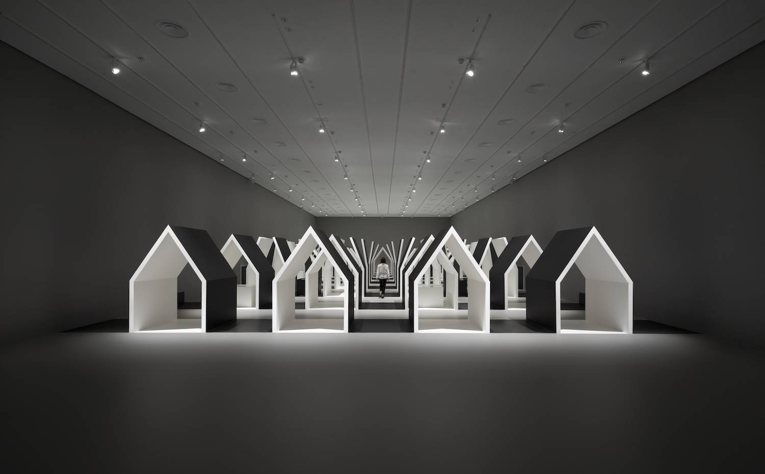 Una de las instalación más espectaculares es esta formada por filas de cuatro casas que parece que se mueven para acabar siendo cinco