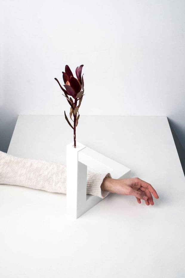 El jarrón está hecho en Corian, lo que permite unos acabados casi perfectos