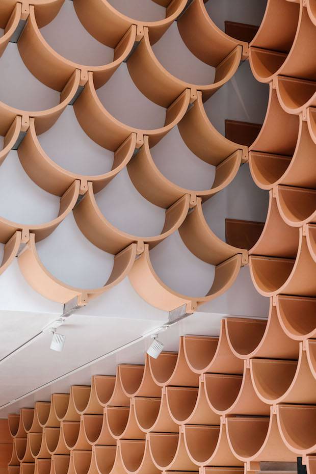 Detalle de las tejas que recorren todo el interior de la tienda Camper en Barcelona.