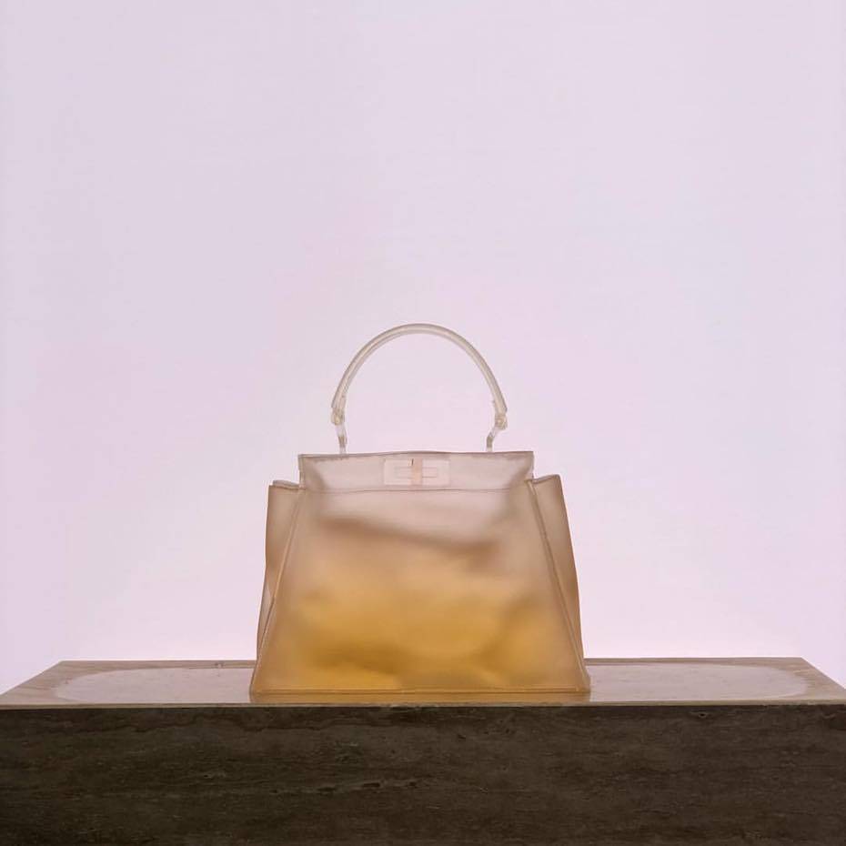 El bolso Peekaboo recibe a los visitantes a la exposición en Design Miami