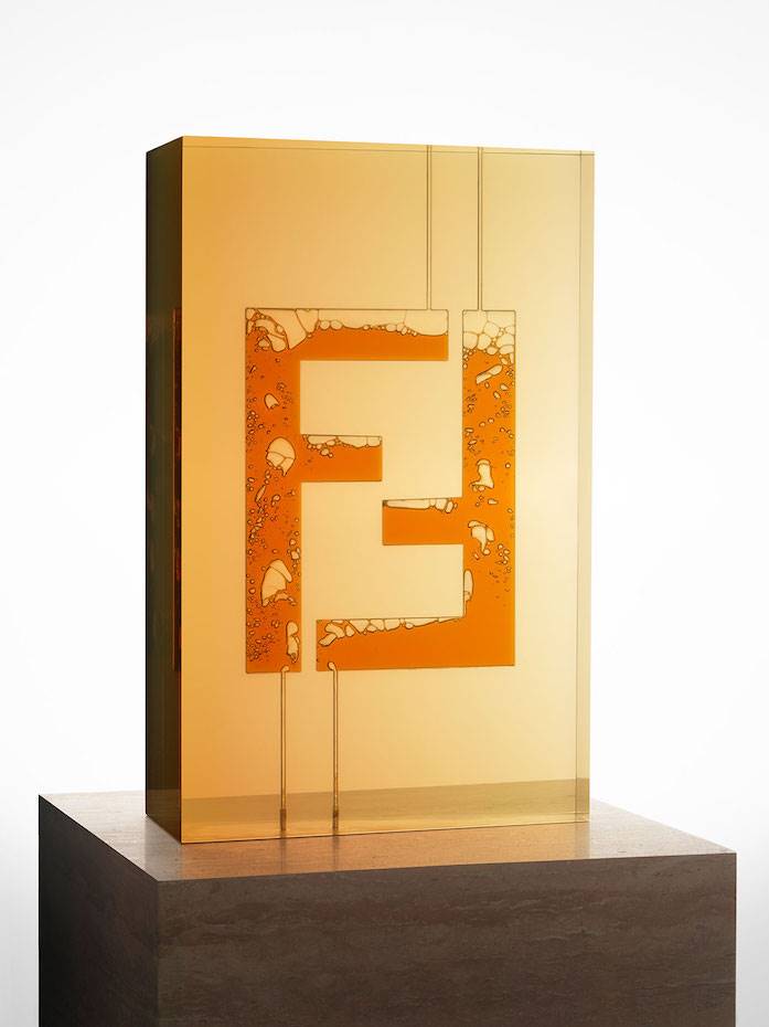 El clásico logo de Fendi, diseñado por Karl Lagerfeld, se transforma en una de las fuentes de la muestra