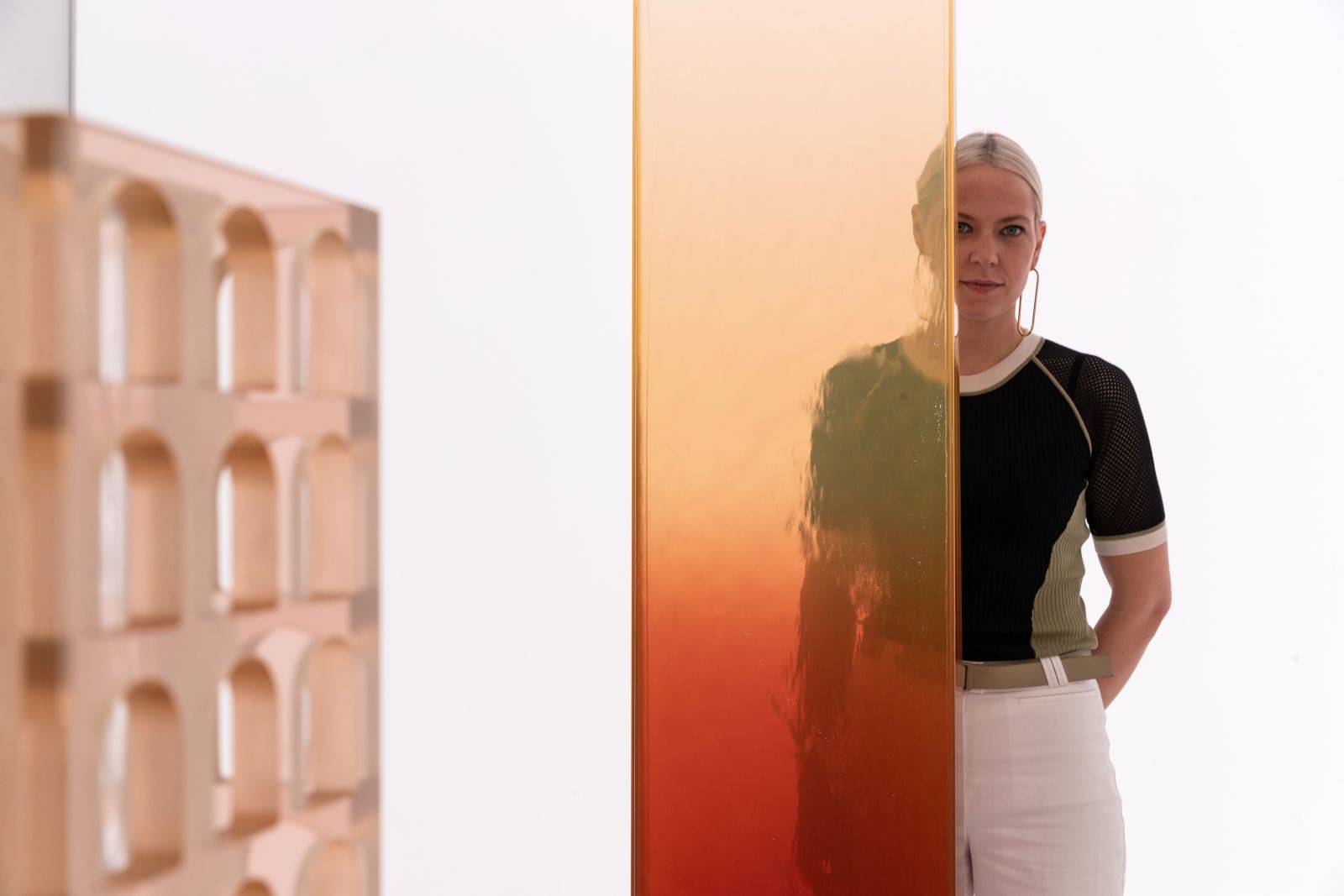 Sabine Marcelis con una de las piezas que ha diseñado para Fendi