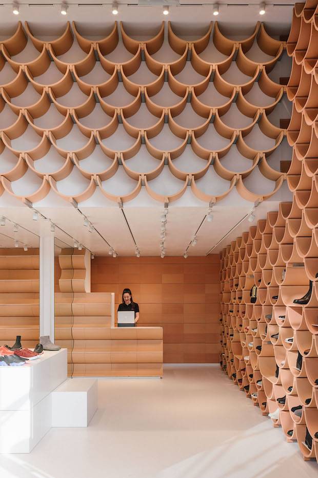 Todo el interior de la tienda está hecho a base de tejas.