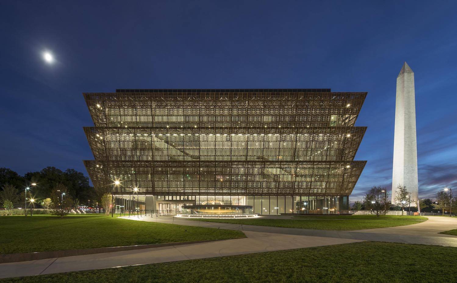Vista nocturna del Smithsonian National Museum of African American History and Culture en Washington DC.