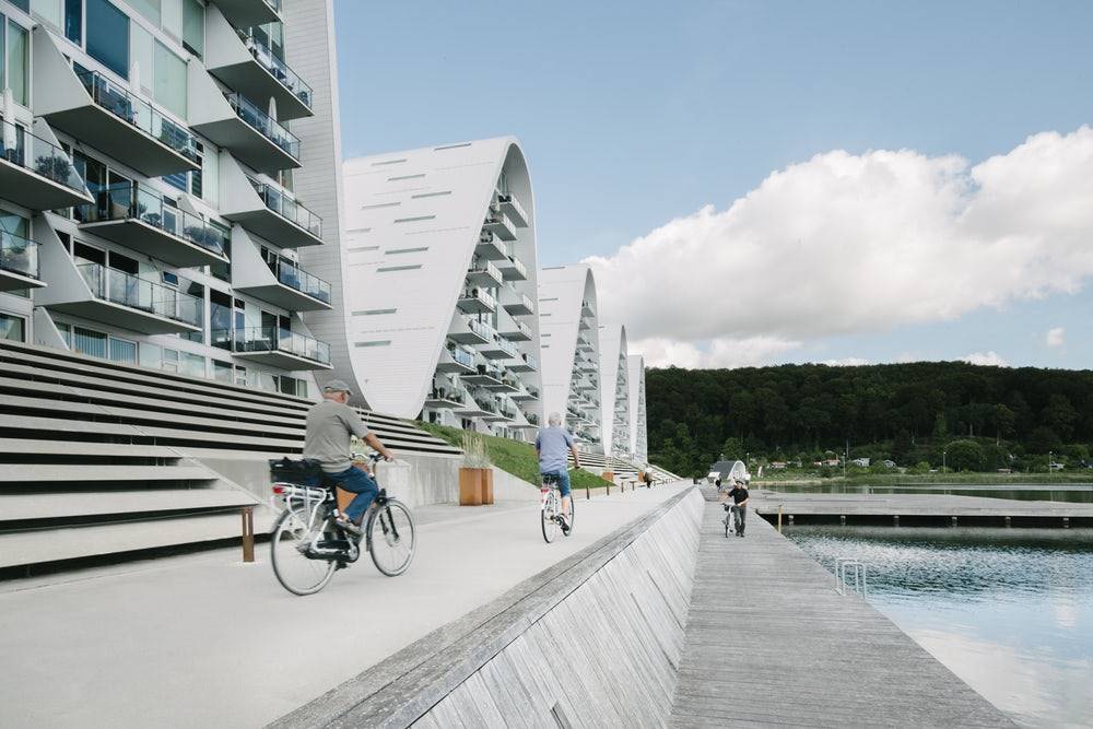 The Wave, por Henning Larsen Architects, empezó a tomar forma en 2006, pero en 2008 se pararon las obras por la crisis.