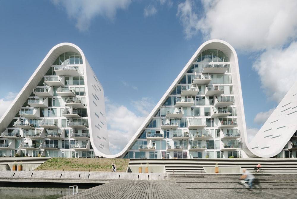 The Wave, por Henning Larsen Architects, cuenta con cien apartamentos de entre 100 y 200 metros cuadrados, y unos áticos de 255 metros.