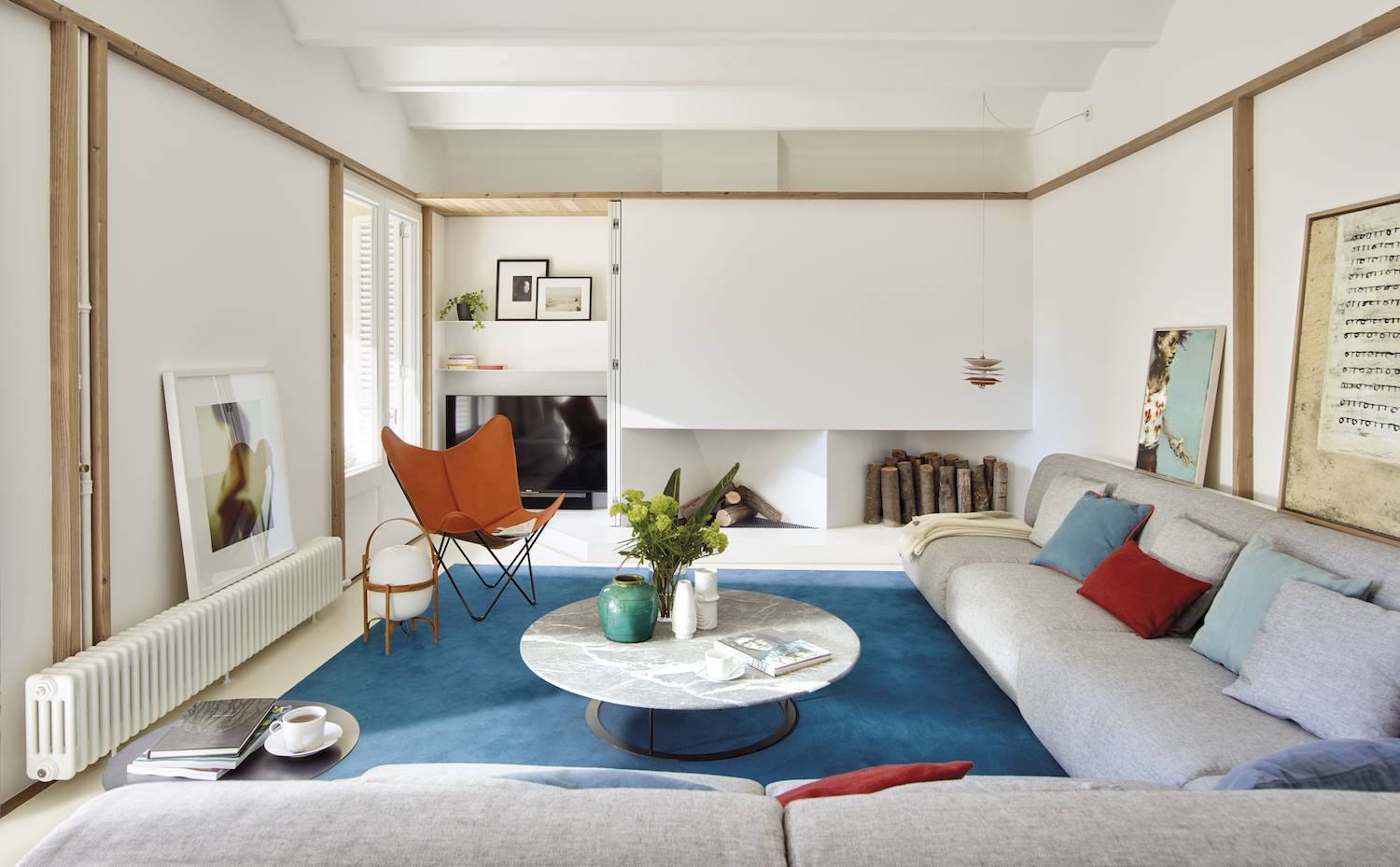 Salón con alfombra de color azul. Que llame la atención