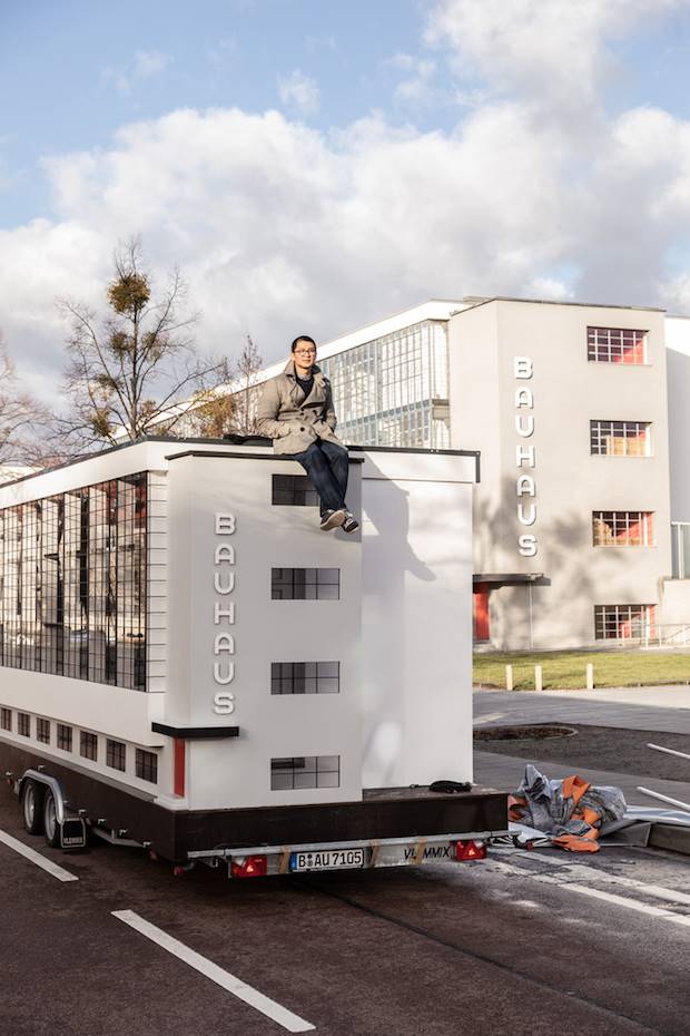 El autobús tiene en su interior un pequeño apartamento equipado con libros y documentos de la Bauhaus.