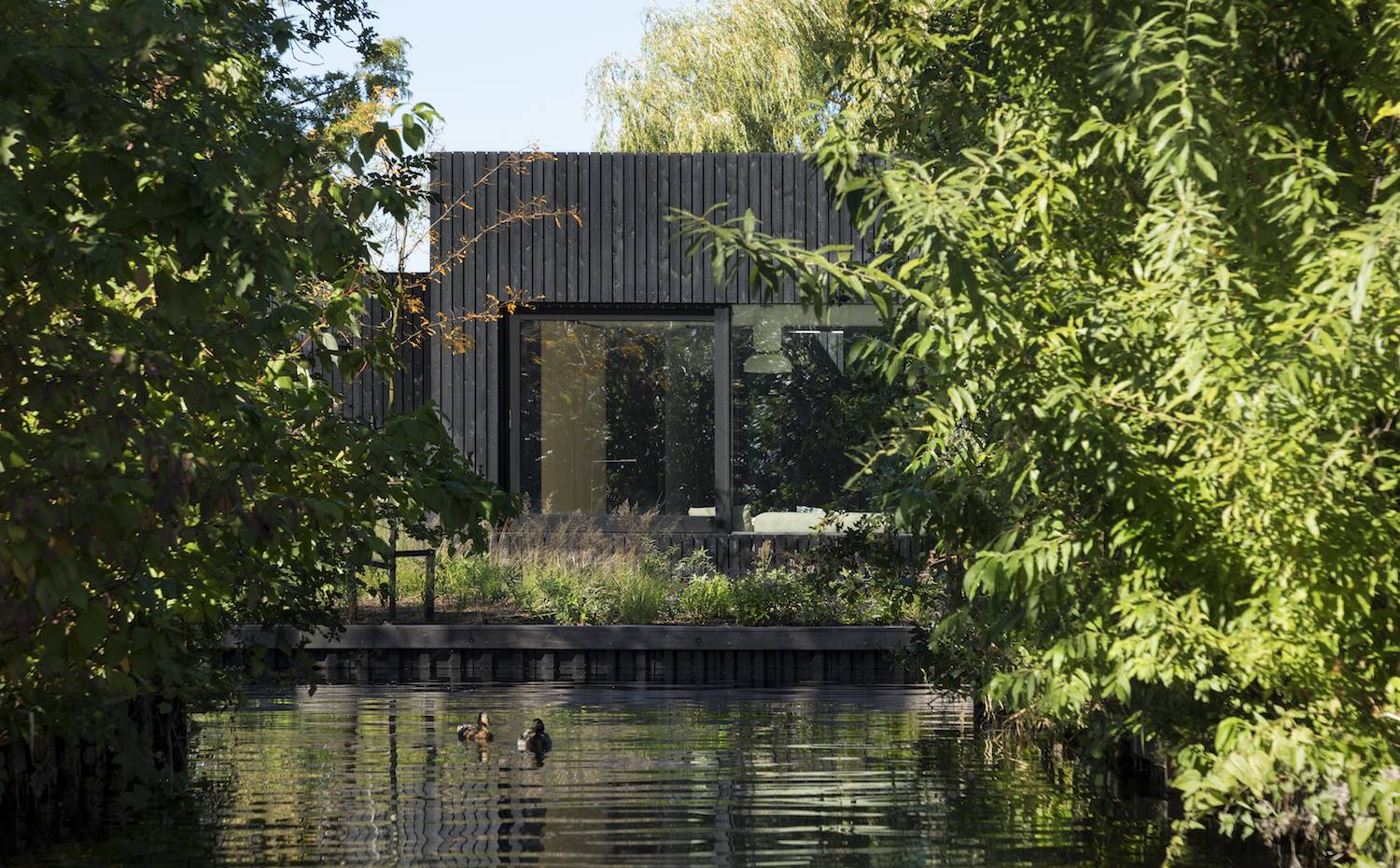 La casa se abre hacia el lago, consiguiendo unas vistas panorámicas impresionantes.