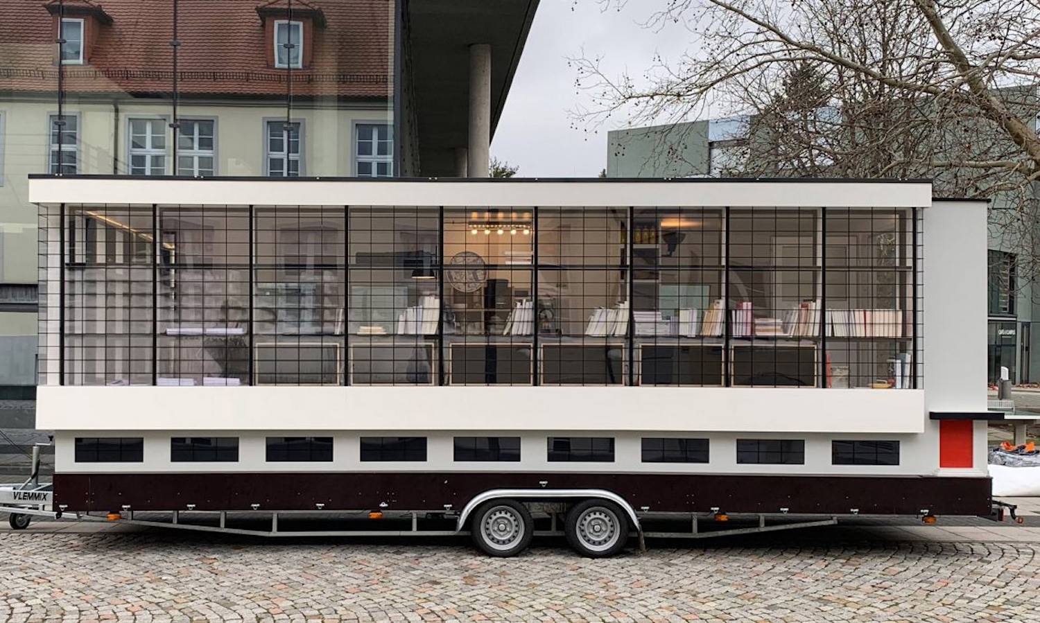 La fachada de cristal característica del edificio de Walter Gropius se mueve a través de Alemania durante la celebración del centenario de la escuela. 