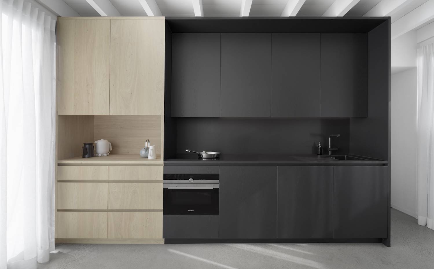 La madera se ha dejado en color natural, únicamente se han teñido algunos detalles en negro para mantener la relación entre interior y exterior.