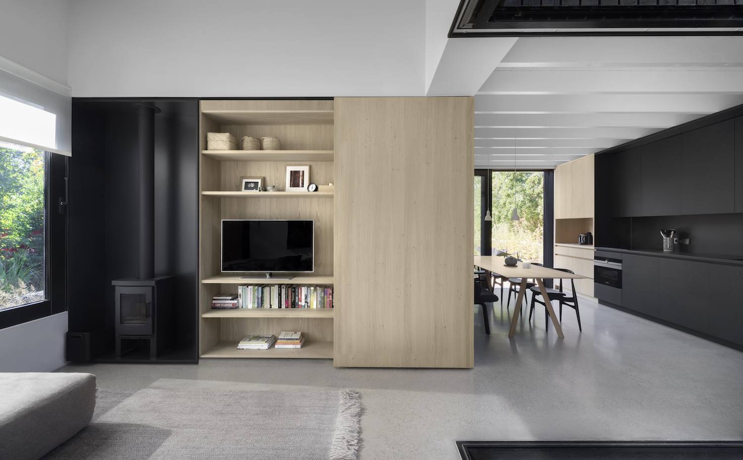 Toda la casa está equipada con muebles hechos a media e integrados.