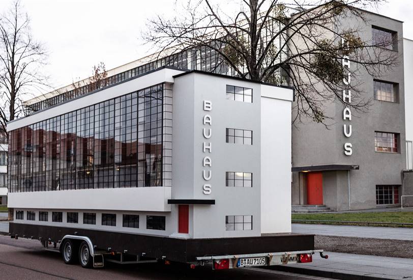 Van Bo Le-Mentzel ha diseñado un autobús de 15m que representa la fachada de la escuela de diseño Bauhaus en Dessau.
