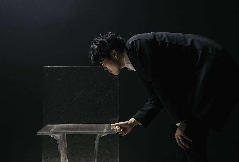 Oki Sato presenta la colección de piezas Melt diseñadas para WonderGlass.