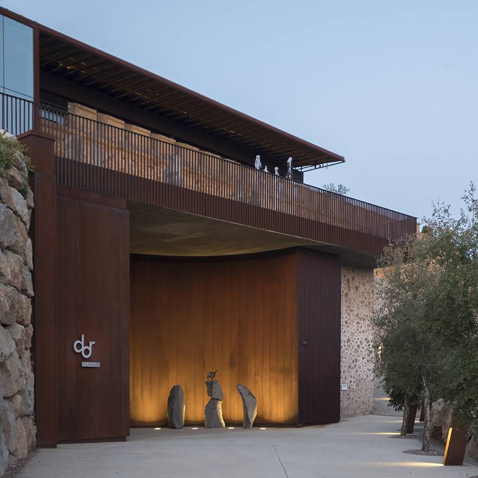 Piedra y acero corten dan entrada al D’Or Museum.