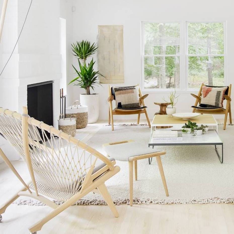 Salon con decoración boho y colores neutros