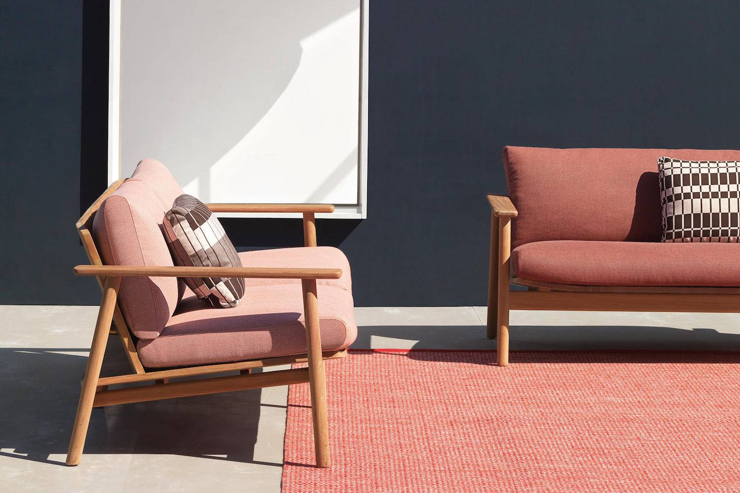 Sofas Riva de Kettal en color living coral de Pantone