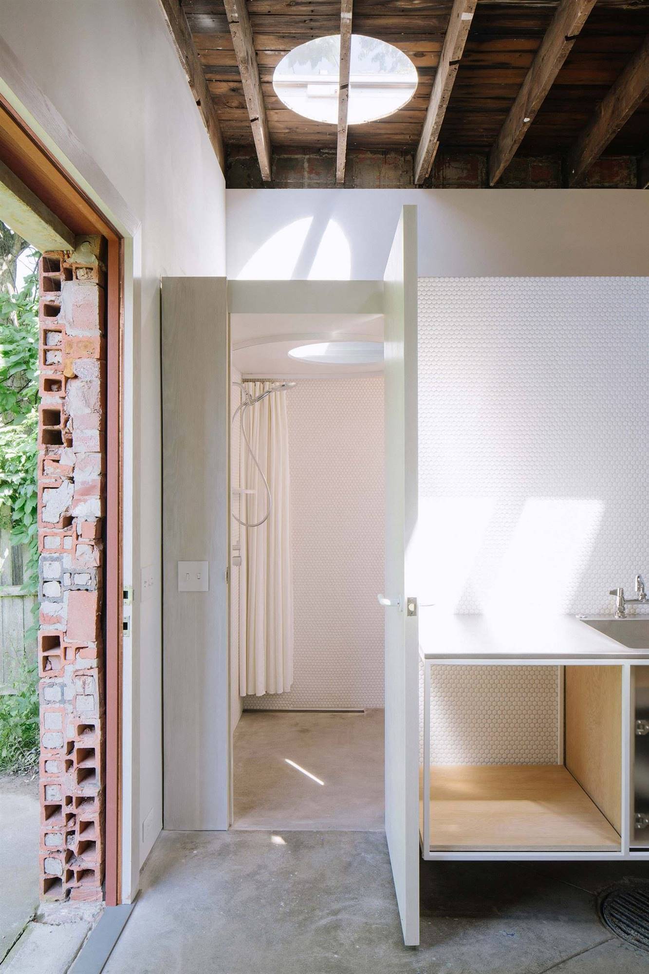 Big Space, Little Space, por Davidson Rafailidis.