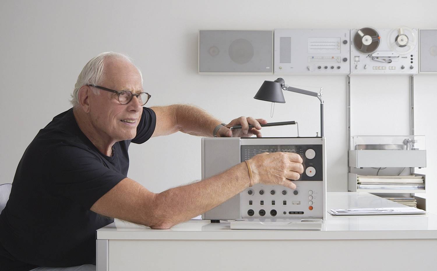 Dieter Rams y su radio T1000, de Braun.