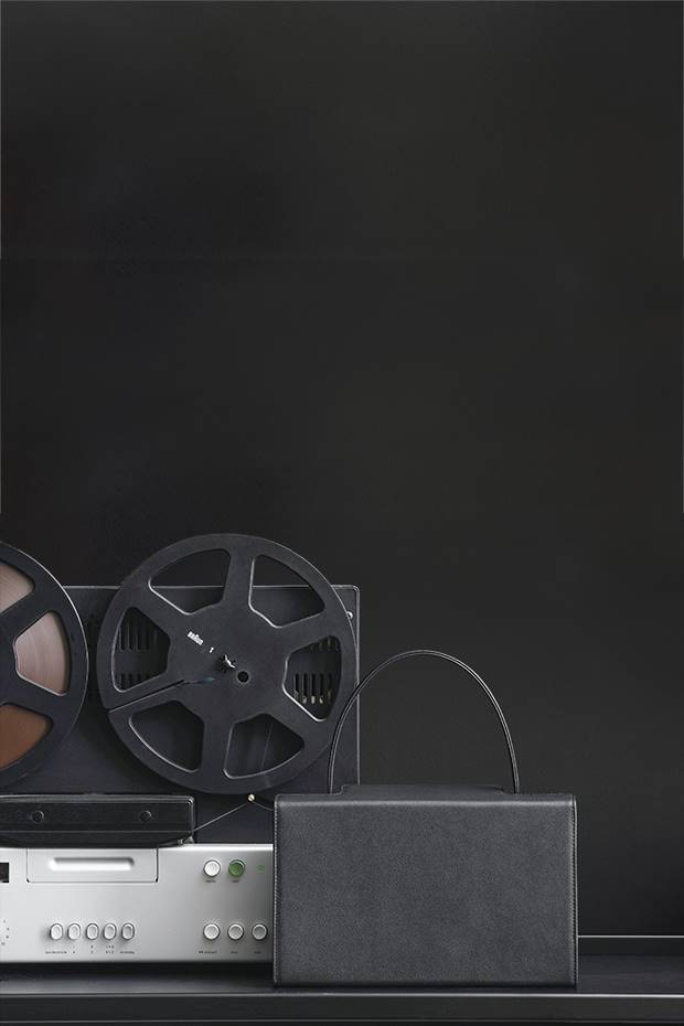 El bolso 931 junto al magnetófono TG100, de Dieter Rams para Braun.