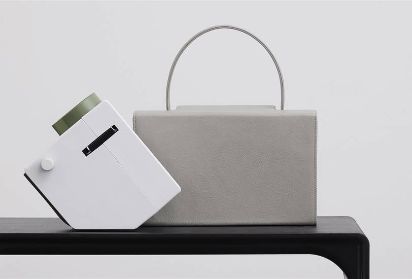 El bolso 931 junto al proyector de diapositivas D5 Combiscope, de Dieter Rams para Braun.