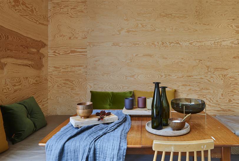Comedor con paneles de madera contrachapada