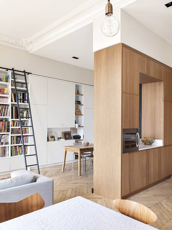 Camille Hermand Architectures ha transformado el salón de este piso de París es un espacio multifuncional. 
