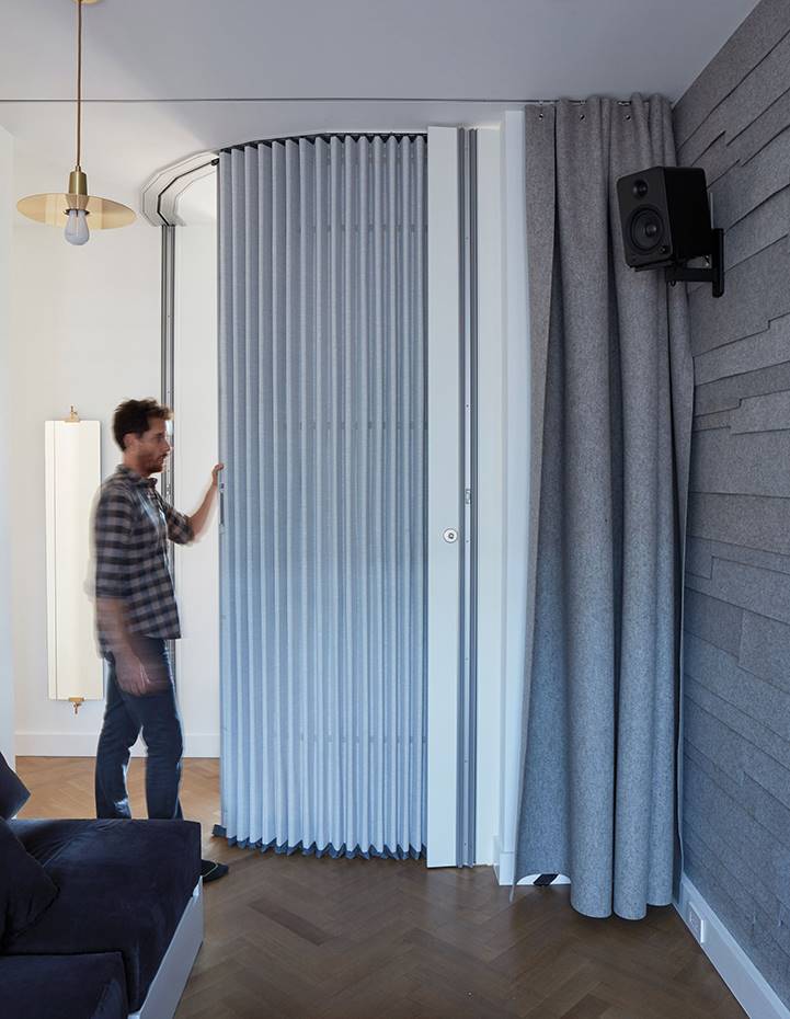 Graham Hill ha hecho posible que este dormitorio se convierta en un comedor en un microapartamento de Nueva York. 