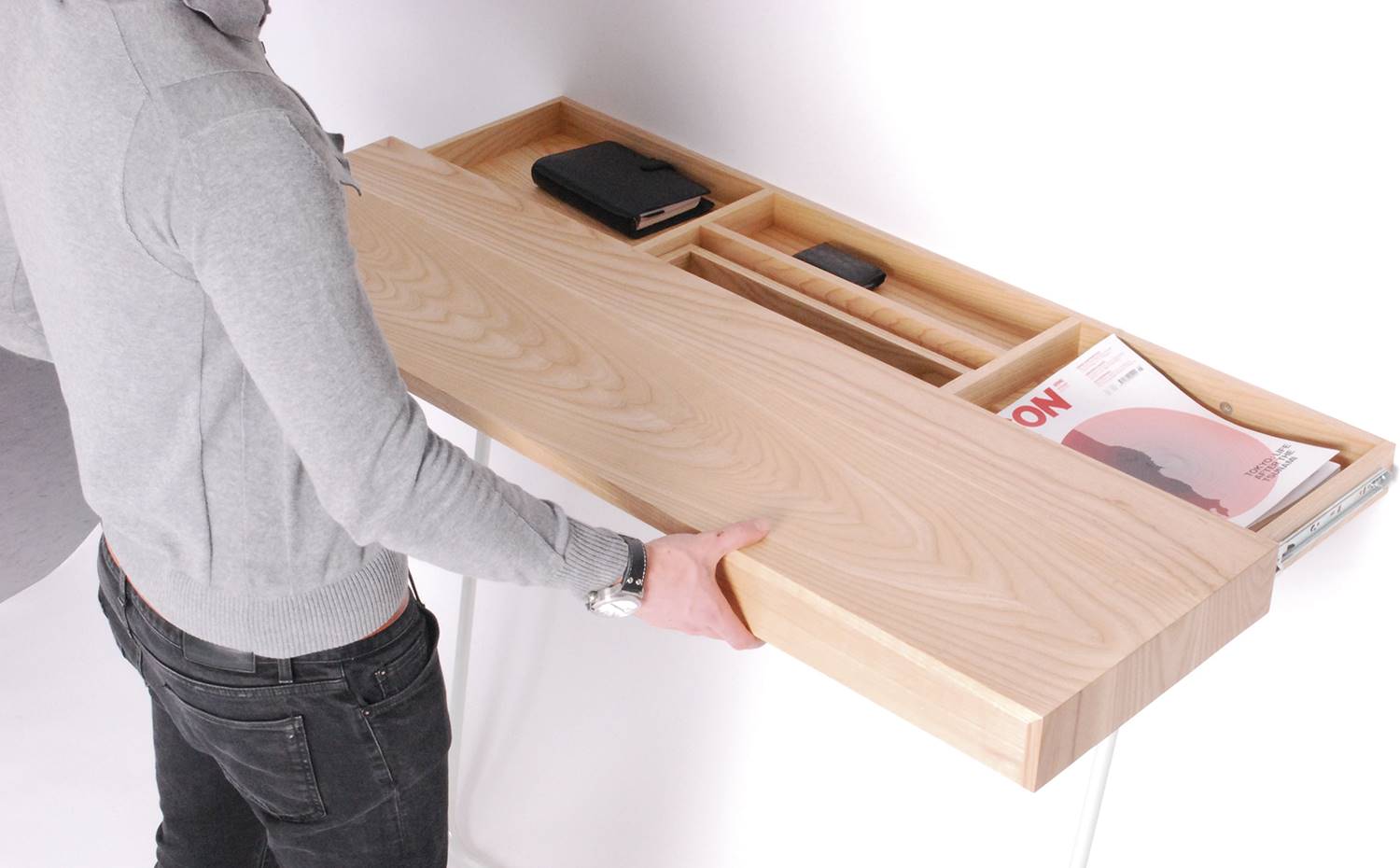 Shifty es un escritorio de madera que en su interior guarda varios compartimentos que ayudan a tener la casa más ordenada. 