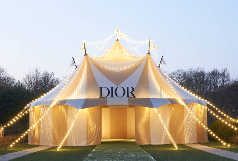 Frente al museo Rodin Dior ha levantado una carpa para presentar su colección de primavera-verano.