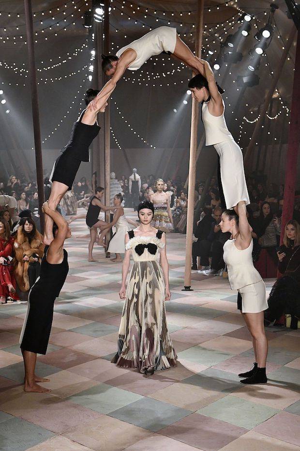 La compañía Mimbre, formada íntegramente por mujeres, actuó mientras desfilaban las modelos.