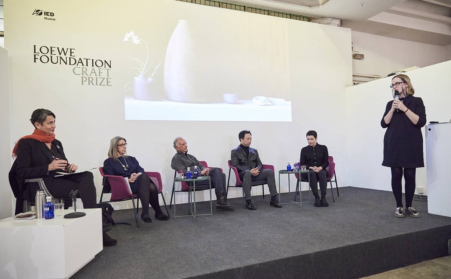 La presidenta de la Fundación Loewe, Sheila Loewe, se dirige a los participantes del evento. De izquierda a derecha, Anatxu Zabalbeascoa, Antonia Boström, Ramón Puig, Yoonjong Kim y Sara Flynn.
