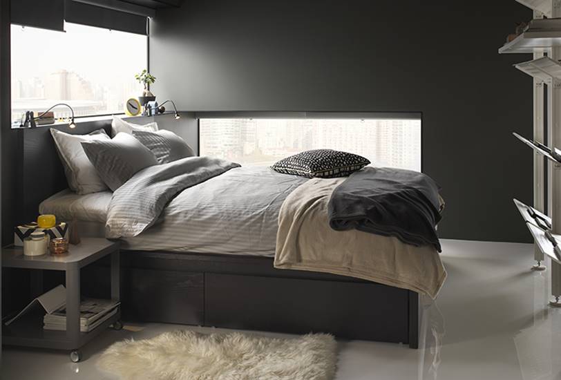 Cama MALM (249 €) y mesita con ruedas TINGBY (29 €). Todo, de IKEA