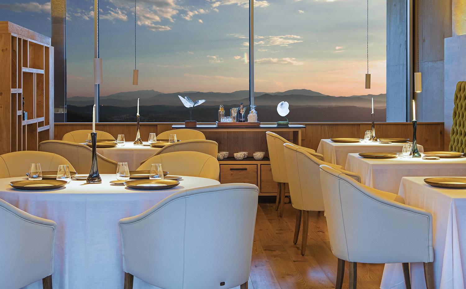 Atempo, un restaurante con vistas a los Pirineos y la Costa Brava.