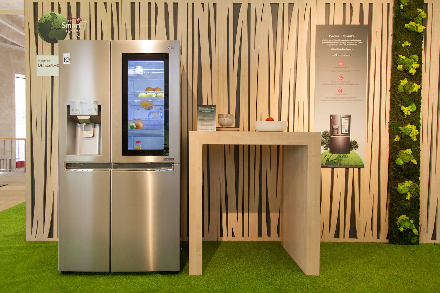 La nevera de LG signature incorpora un sistema en el que el usuario puede interactuar haciendo "toc-toc" sobre la pantalla para ver los alimentos sin necesidad de abrir la puerta.