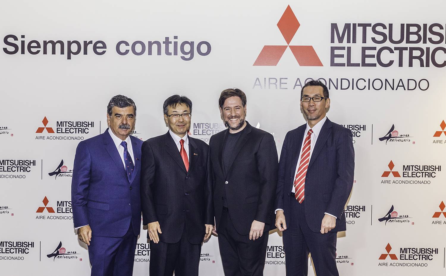 De izquierda a derecha, Pedro Ruiz, Masami Kusano, el humorista Carlos Latre, presentador del evento, y Masahiko Konishi