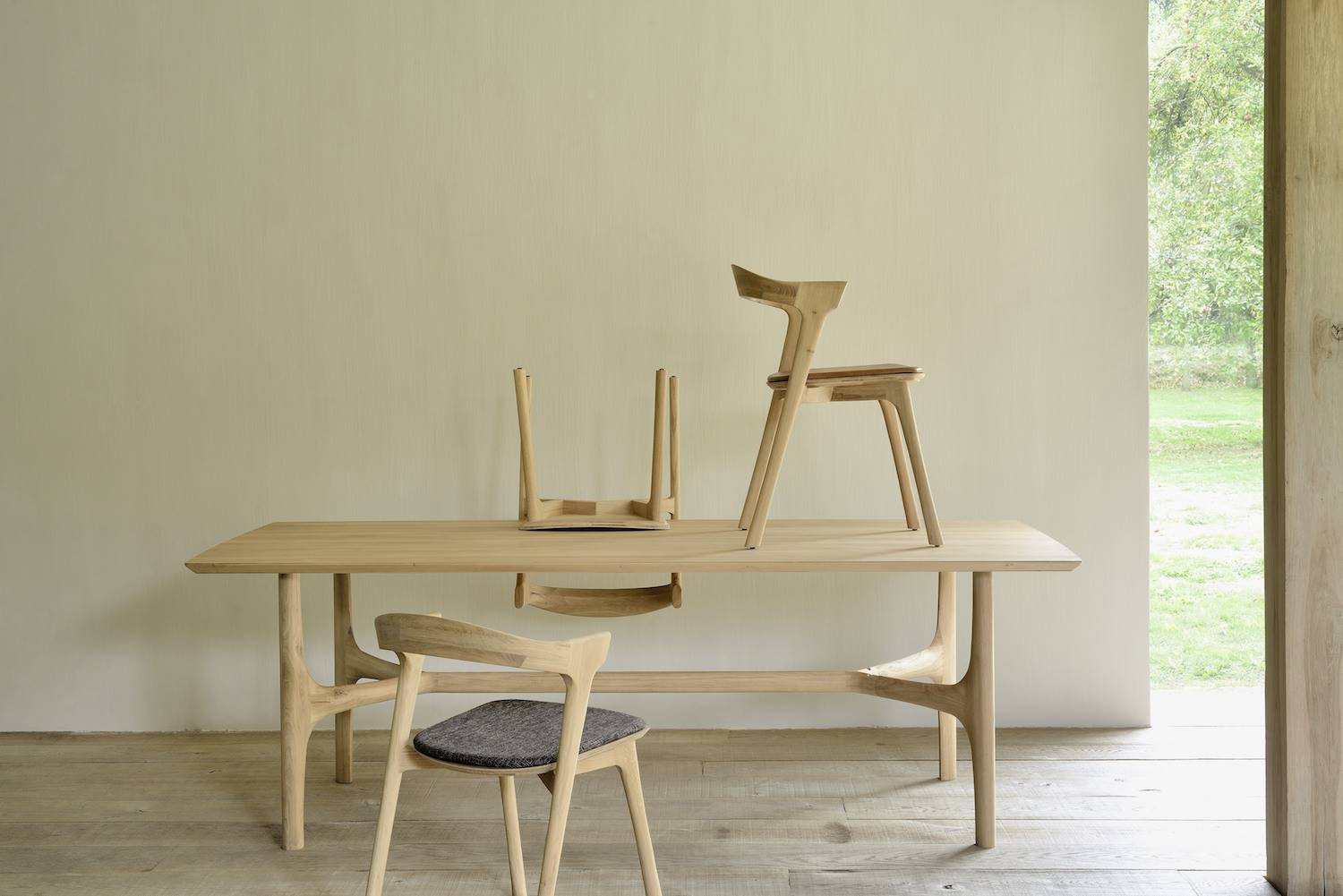 Mesa Nexus y sillas Bok, diseños de Alain van Havre.