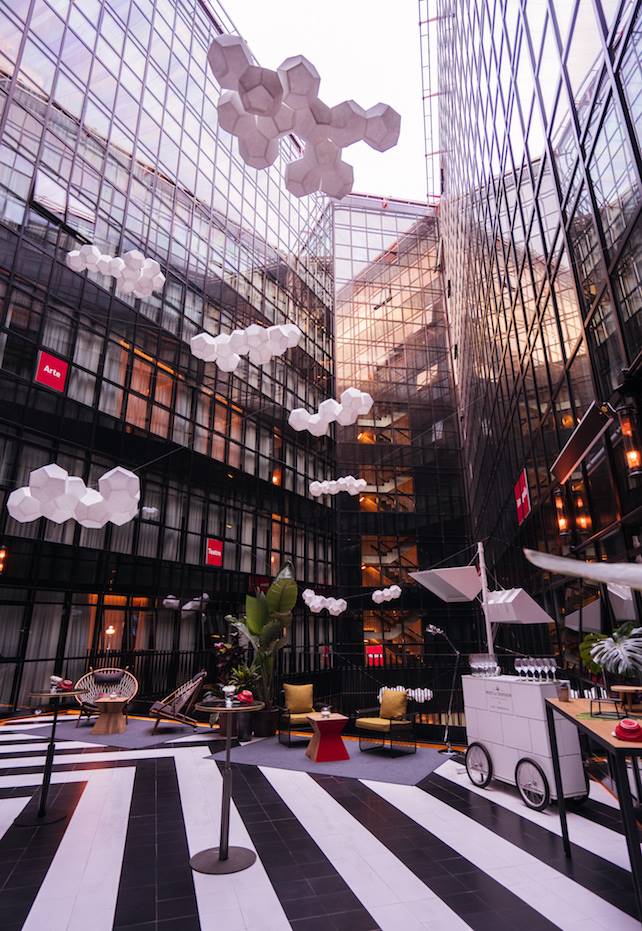 Una instalación inmersiva que aúna imaginación y diseño a través de unas nubes con formas geométricas.