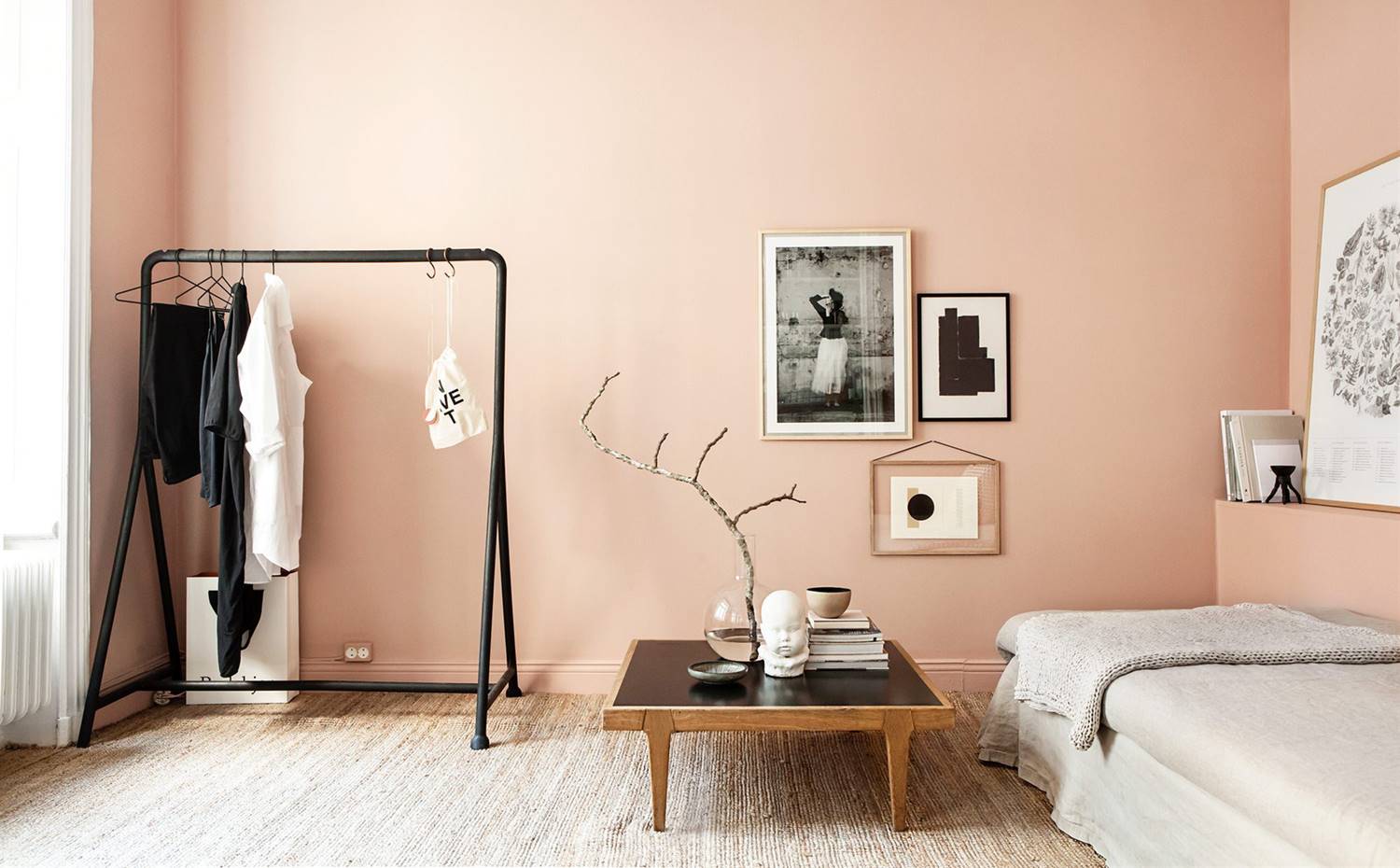 Habitación en un apacible tono rosa salmón