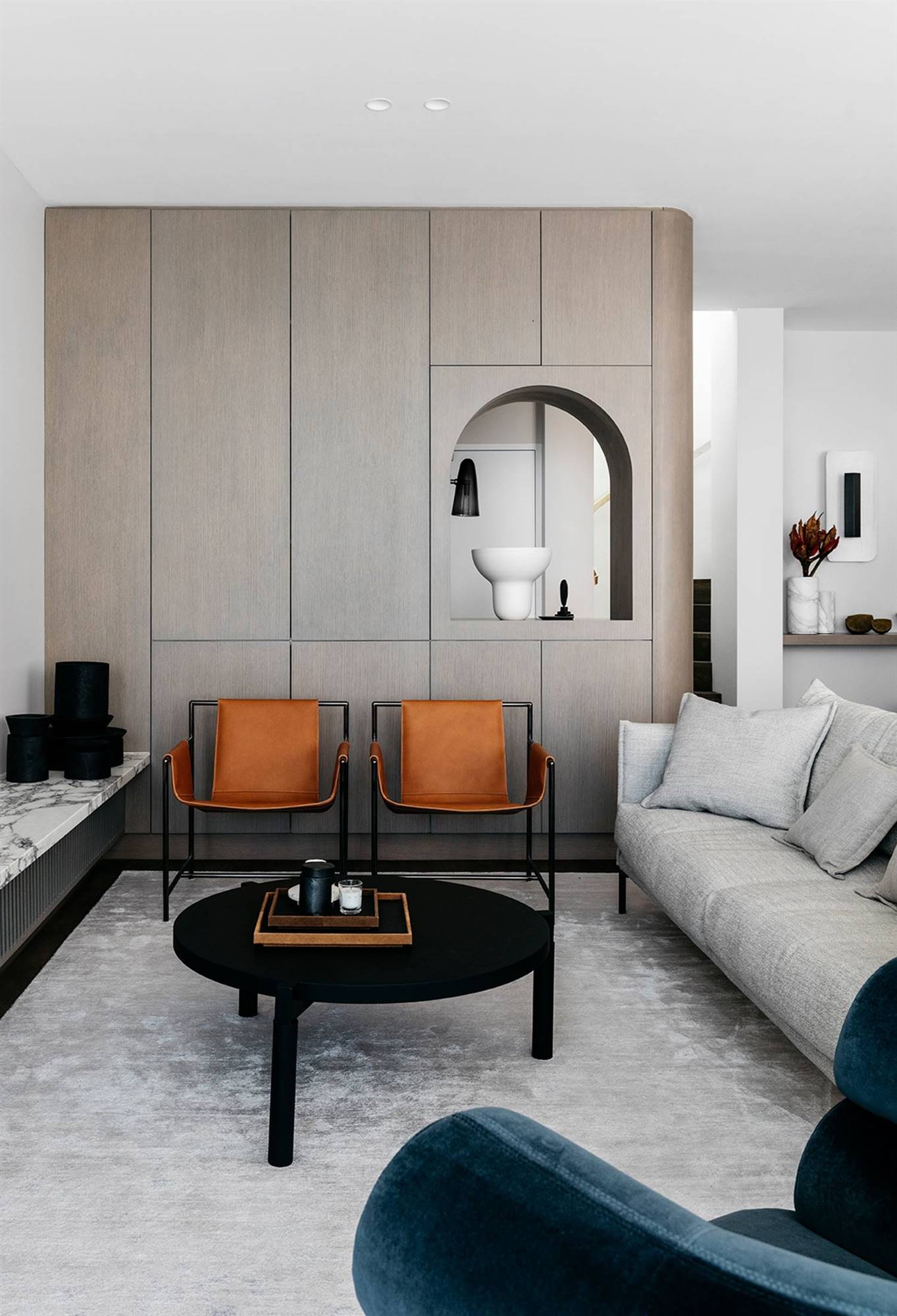 Interior combinado en diferentes tonalidades neutras y mobiliario de contrastes diseñado por Felix Forest
